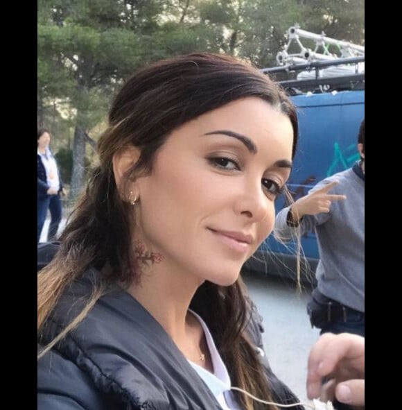Jenifer sur le tournage du téléfilm "Traqués" de TF1, avec un faux tatouage, sur Instagram le 20 octobre 2017.