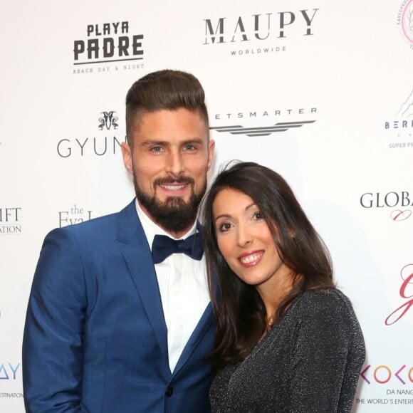 Olivier Giroud et Jennifer (enceinte) lors de la soirée du Global Gift Gala held au Corinthia Hotel à Londres le 18 novembre 2017.