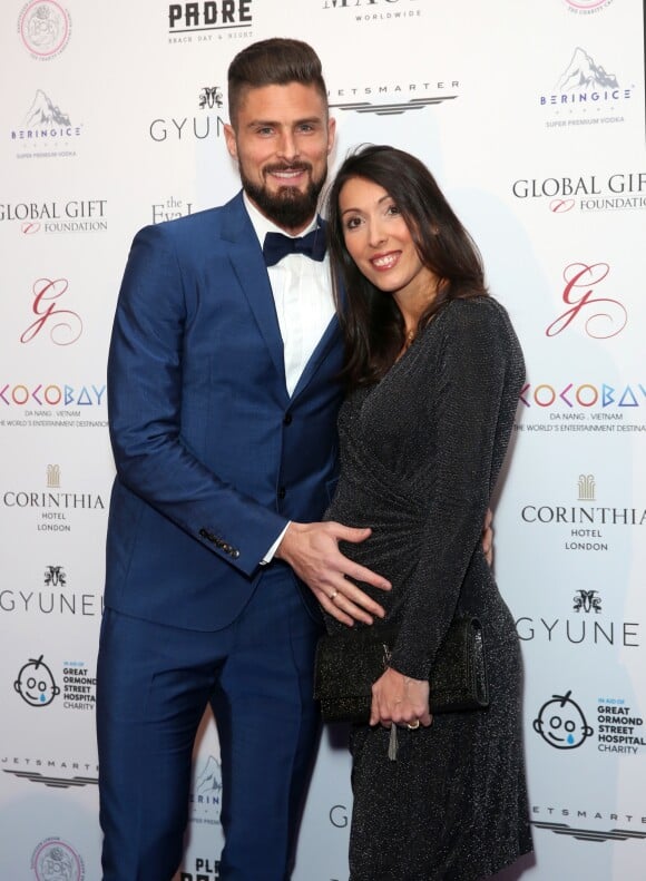 Olivier Giroud et Jennifer (enceinte) lors de la soirée du Global Gift Gala held au Corinthia Hotel à Londres le 18 novembre 2017.