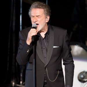 Eddy Mitchell en concert au Palais des Sports de Paris avec avec un Big Band de jazz de 21 musiciens le 16 mars 2016.