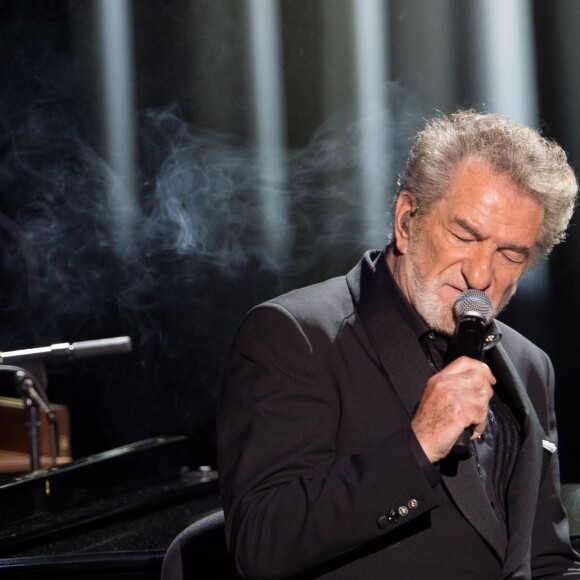 Eddy Mitchell en concert au Palais des Sports de Paris avec avec un Big Band de jazz de 21 musiciens le 16 mars 2016.