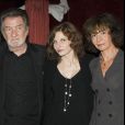  Eddy Mitchell, sa femme Muriel et Pamela, au théâtre pour la pièce Rendez-vous, à Paris, le 27 septembre 2010 
  