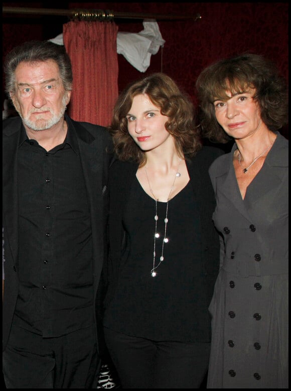 Eddy Mitchell, sa femme Muriel et Pamela, au théâtre pour la pièce Rendez-vous, à Paris, le 27 septembre 2010