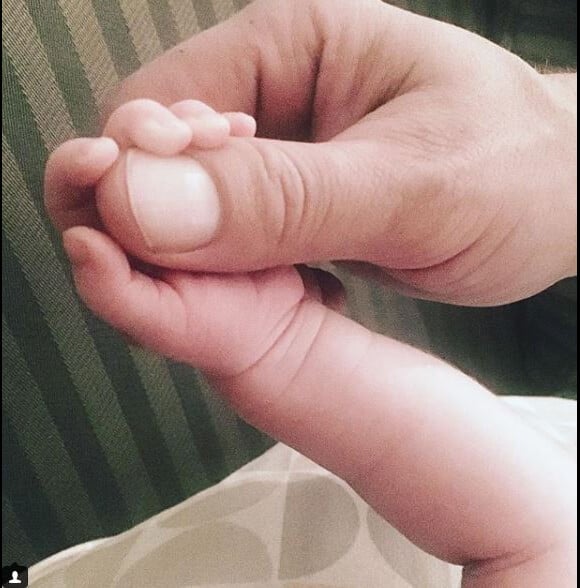 Julia Stiles annonce la naissance de son fils Strummer Newcomb Cook le 21 novembre 2017 sur Instagram.