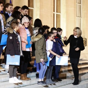 La Première Dame Brigitte Macron accueille les enfants de l'UNICEF pour la Journée Internationale des Droits de l'Enfant au Palais de l'Elysée à Paris, le 20 novembre 2017. © Stéphane Lemouton/Bestimage