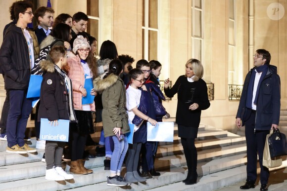 La Première Dame Brigitte Macron accueille les enfants de l'UNICEF pour la Journée Internationale des Droits de l'Enfant au Palais de l'Elysée à Paris, le 20 novembre 2017. © Stéphane Lemouton/Bestimage