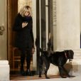 La première dame Brigitte Macron promène son chien Nemo près du palais de l'Elysée à Paris le 20 novembre 2017 © Stéphane Lemouton/Bestimage