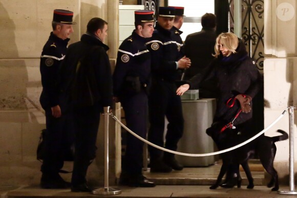La première dame Brigitte Macron promène son chien Nemo près du palais de l'Elysée à Paris le 20 novembre 2017 © Stéphane Lemouton/Bestimage