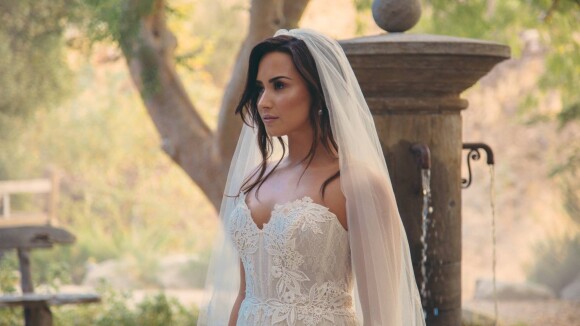 Demi Lovato en robe de mariée : La chanteuse enflamme la Toile