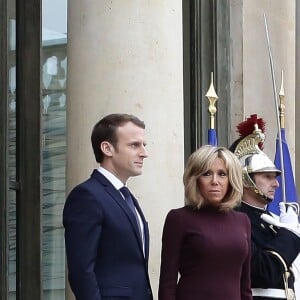 Emmanuel Macron, président de la République Française, et sa femme la Première Dame Brigitte Macron (Trogneux) raccompagnent l'ex-Premier ministre libanais Saad Hariri accompagné de sa femme Lara et de son fils Hussam, après leur entretien et leur déjeuner dans le "Salon des Portraits" au Palais de l'Elysée. Paris, le 18 novembre 2017. © Stéphane Lemouton/Bestimage