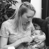 Moa Hjelmer (photo Instagram, avec son fils né en février 2017) a révélé le 23 novembre 2017 avoir subi un viol en 2011.