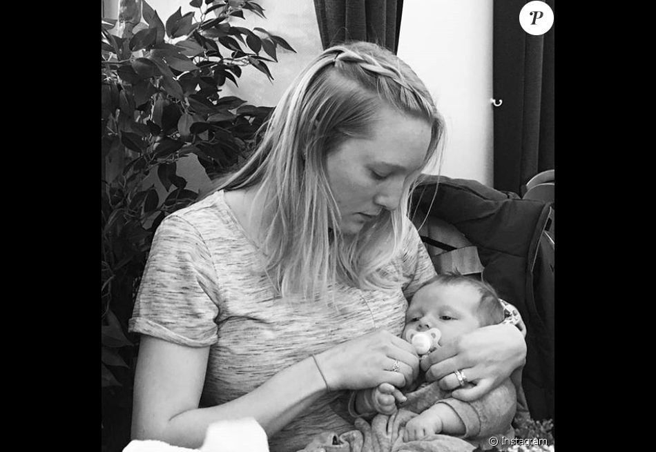 Moa Hjelmer (photo Instagram, avec son fils né en février 2017) a révélé le 23 novembre 2017 avoir subi un viol en 2011.