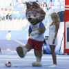 Wolf Zabivaka, la mascotte officielle de la Coupe du monde de football 2018, et Victoria Lopyreva à la cérémonie d'ouverture de la Coupe des Confédérations. Saint-Pétersbourg, le 17 juin 2017.