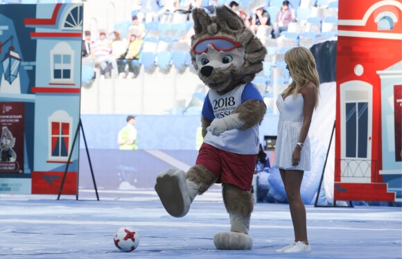 Wolf Zabivaka, la mascotte officielle de la Coupe du monde de football 2018, et Victoria Lopyreva à la cérémonie d'ouverture de la Coupe des Confédérations. Saint-Pétersbourg, le 17 juin 2017.