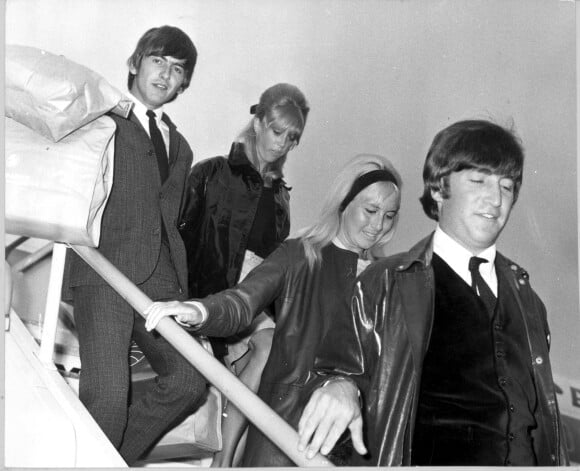 George Harrison, Patty Boyd , John et Cynthia Lennon à l'aéroport d'Heathrow le 26 mai 1964