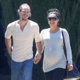 Naya Rivera enceinte se promène, main dans la main, avec son mari Ryan Dorsey dans les rues de Los Angeles, le 10 juillet 2015.