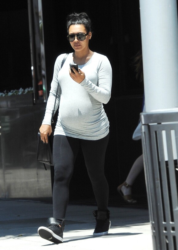 Naya Rivera enceinte fait du shopping dans les rues de Beverly Hills, le 10 juillet 2015.