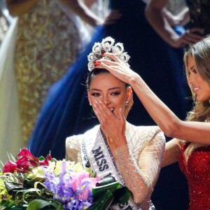 Miss Afrique du Sud Demi-Leigh Nel-Peters et Miss Univers 2017 Iris Mittenaere lors de la 66e édition de Miss Univers au Planet Hollywood Resort & Casino, Las Vegas, le 26 novembre 2017