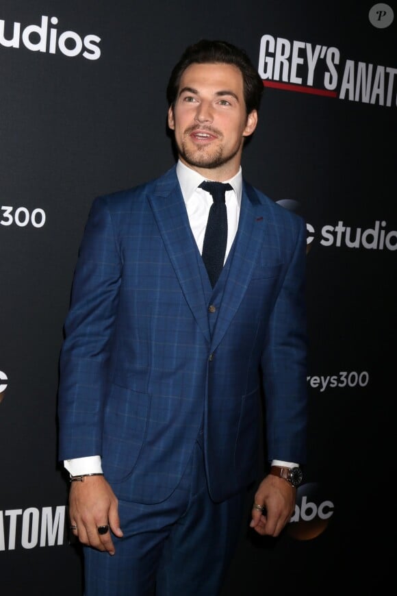 Giacomo Gianniotti - Les acteurs de 'Greys Anatomy' réunis pour fêter la diffusion du 300ème épisode de la série au restaurant TAO à Hollywood, le 5 novembre 2017.