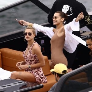 Bella Hadid, Hailey Baldwin et Justin Skye passent une journée shopping, déjeuner et balade en bateau avec leur ami David Grutman à Miami, le 27 novembre 2017.