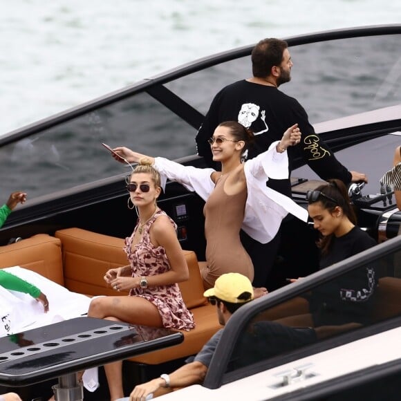 Bella Hadid, Hailey Baldwin et Justin Skye passent une journée shopping, déjeuner et balade en bateau avec leur ami David Grutman à Miami, le 27 novembre 2017.