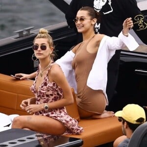 Bella Hadid, Hailey Baldwin et Justin Skye passent une journée shopping, déjeuner et balade en bateau avec leur ami David Grutman à Miami, le 27 novembre 2017.