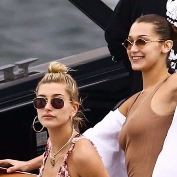 Bella Hadid, Hailey Baldwin et Justin Skye passent une journée shopping, déjeuner et balade en bateau avec leur ami David Grutman à Miami, le 27 novembre 2017.