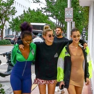 Bella Hadid, Hailey Baldwin et Justin Skye passent une journée shopping, déjeuner et balade en bateau avec leur ami David Grutman à Miami, le 27 novembre 2017.