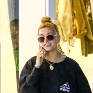 Bella Hadid, Hailey Baldwin et Justin Skye passent une journée shopping, déjeuner et balade en bateau avec leur ami David Grutman à Miami, le 27 novembre 2017.