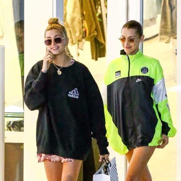 Bella Hadid, Hailey Baldwin et Justin Skye passent une journée shopping, déjeuner et balade en bateau avec leur ami David Grutman à Miami, le 27 novembre 2017.