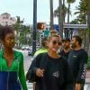 Bella Hadid, Hailey Baldwin et Justin Skye passent une journée shopping, déjeuner et balade en bateau avec leur ami David Grutman à Miami, le 27 novembre 2017.