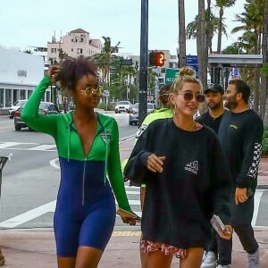 Bella Hadid, Hailey Baldwin et Justin Skye passent une journée shopping, déjeuner et balade en bateau avec leur ami David Grutman à Miami, le 27 novembre 2017.