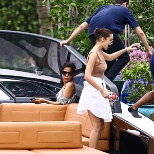 Bella Hadid, Hailey Baldwin et Justin Skye passent une journée shopping, déjeuner et balade en bateau avec leur ami David Grutman à Miami, le 27 novembre 2017.