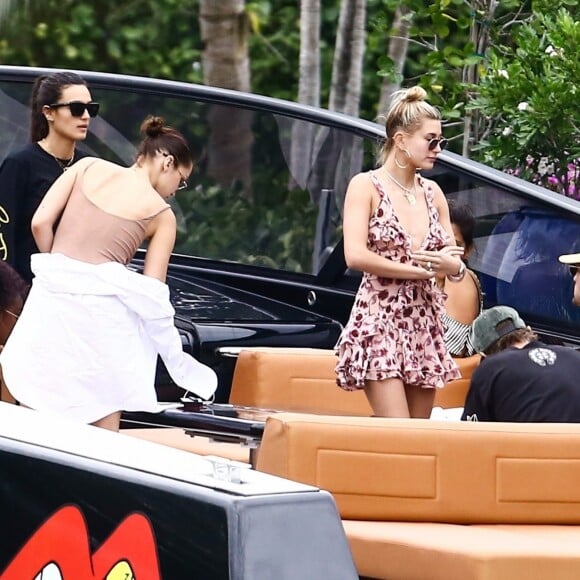 Bella Hadid, Hailey Baldwin et Justin Skye passent une journée shopping, déjeuner et balade en bateau avec leur ami David Grutman à Miami, le 27 novembre 2017.