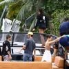 Bella Hadid, Hailey Baldwin et Justin Skye passent une journée shopping, déjeuner et balade en bateau avec leur ami David Grutman à Miami, le 27 novembre 2017.