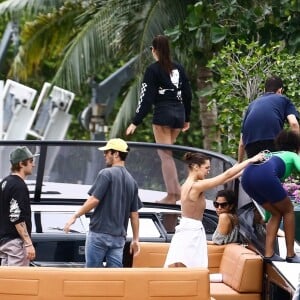 Bella Hadid, Hailey Baldwin et Justin Skye passent une journée shopping, déjeuner et balade en bateau avec leur ami David Grutman à Miami, le 27 novembre 2017.