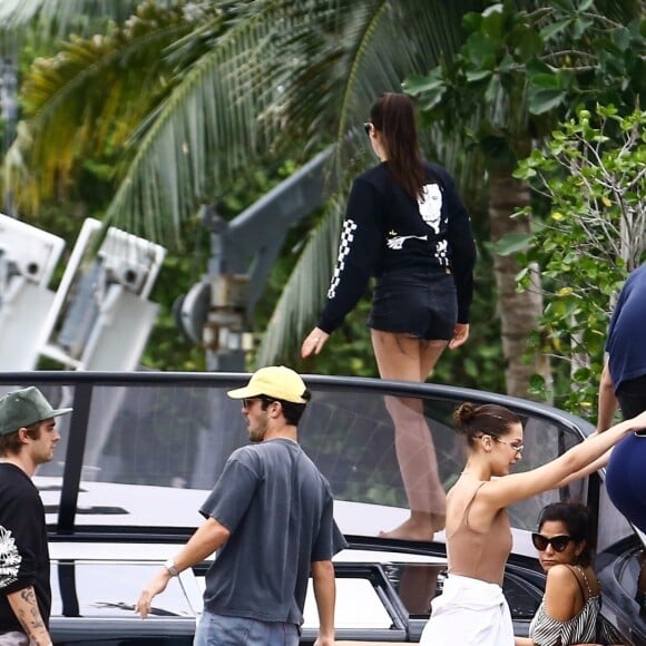 Bella Hadid, Hailey Baldwin et Justin Skye passent une journée shopping, déjeuner et balade en bateau avec leur ami David Grutman à Miami, le 27 novembre 2017.