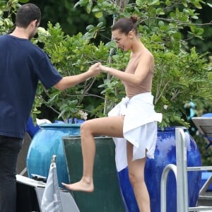 Bella Hadid, Hailey Baldwin et Justin Skye passent une journée shopping, déjeuner et balade en bateau avec leur ami David Grutman à Miami, le 27 novembre 2017.