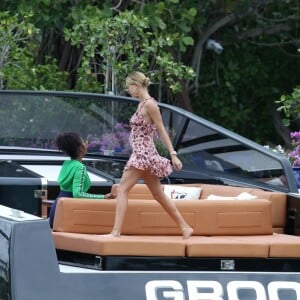 Bella Hadid, Hailey Baldwin et Justin Skye passent une journée shopping, déjeuner et balade en bateau avec leur ami David Grutman à Miami, le 27 novembre 2017.