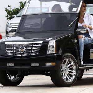 Bella Hadid, Hailey Baldwin et Justin Skye passent une journée shopping, déjeuner et balade en bateau avec leur ami David Grutman à Miami, le 27 novembre 2017.