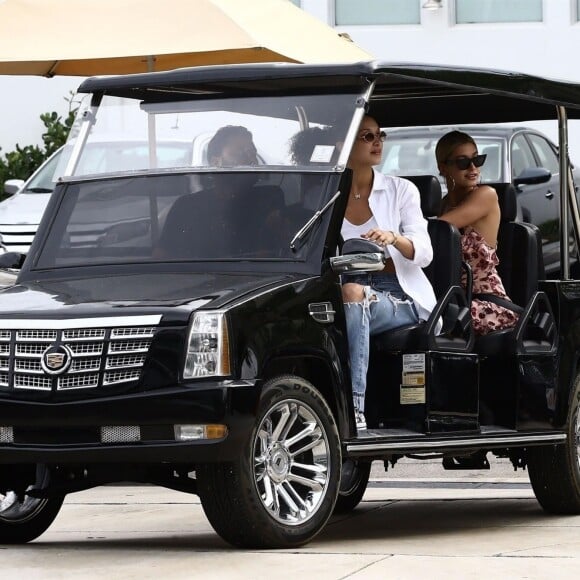 Bella Hadid, Hailey Baldwin et Justin Skye passent une journée shopping, déjeuner et balade en bateau avec leur ami David Grutman à Miami, le 27 novembre 2017.