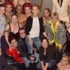Céline Dion pose avec Pepe Munoz et la troupe du spectacle Zumanity à Las Vegas, le 28 novembre 2017