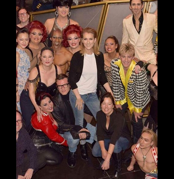 Céline Dion pose avec Pepe Munoz et la troupe du spectacle Zumanity à Las Vegas, le 28 novembre 2017