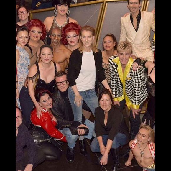 Céline Dion pose avec Pepe Munoz et la troupe du spectacle Zumanity à Las Vegas, le 28 novembre 2017