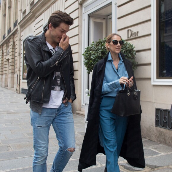 Exclusif - Céline Dion et son danseur Pepe Munoz sont allés déjeuner au restaurant italien Paparazzi au square de l'Opéra-Louis Jouvet et sont ensuite allés faire du shopping chez Dior avenue Montaigne et chez Balmain rue François 1er avant de revenir à l'hôtel Royal Monceau à Paris, France, le 8 août 2017.