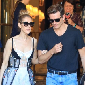 Céline Dion et son danseur Pepe Munoz sortent de l'hôtel Ritz à Paris, le 1er août 2017.