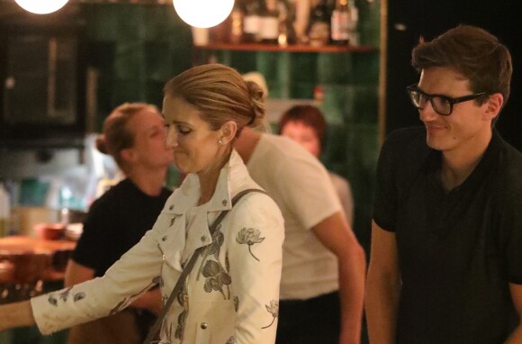 Exclusif - Après une journée shopping, Céline Dion est arrivée au restaurant "Pacchio" au 75 Rue de Rochechouart dans le 9ème arrondissement de Paris avant que son danseur Pepe Munoz ne la rejoigne pour un dîner en tête à tête, le 26 juillet 2017