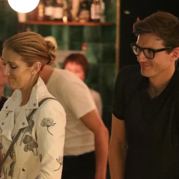 Exclusif - Après une journée shopping, Céline Dion est arrivée au restaurant "Pacchio" au 75 Rue de Rochechouart dans le 9ème arrondissement de Paris avant que son danseur Pepe Munoz ne la rejoigne pour un dîner en tête à tête, le 26 juillet 2017