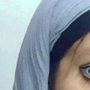 Sahar Tabar, une jeune fan iranienne, fait tout pour ressembler à Angelina Jolie. Selon la presse, elle aurait subi jusqu'à 50 opérations de chirurgie esthétique. (novembre 2017)