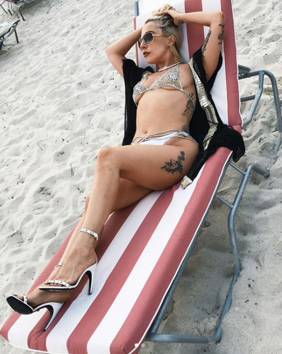 Lady Gaga sur une plage de Miami le 29 novembre 2017